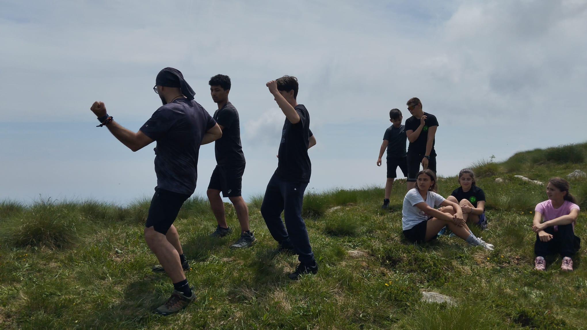 Attività di preparazione all'aperto con i ragazzi del Karate Camp